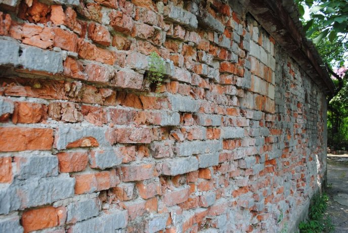 Мешканці житлового будинку по вулиці Московській потерпають від сусідства з напівзруйнованою будовою (ФОТО) – 02