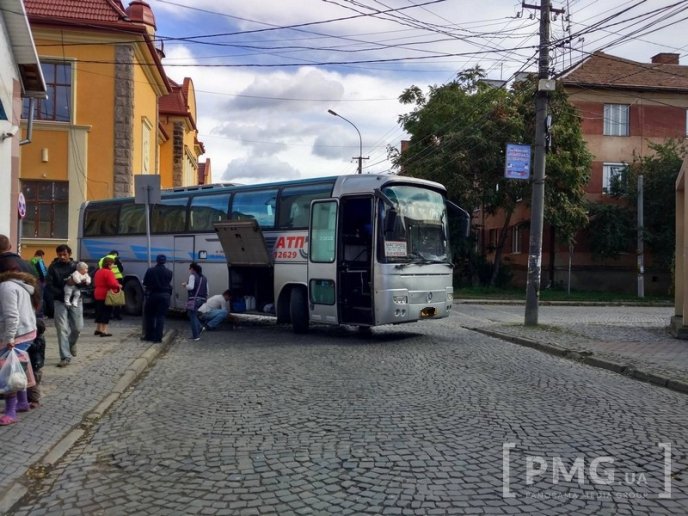 У Мукачеві "Мазда" зіткнулася з автобусом – 03