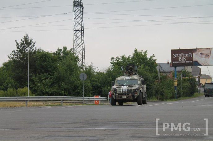 У бік Ужгорода знову рушила колона військової техніки – 02