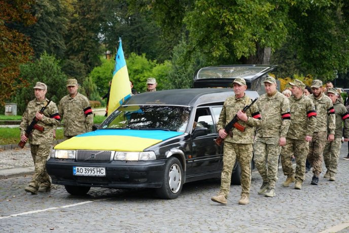 У чоловіка залишилися дружина і троє синів: в обласному центрі поховали захисника – 08