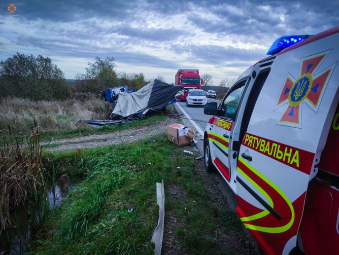 Рятувальники розповіли подробиці ДТП біля села Дунковиця – 03