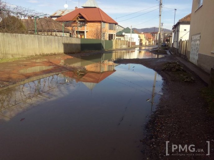 Окремі вулиці, тротуари та частина набережної Мукачева – у воді. Люди не приховують обурення – 01 Окремі вулиці, тротуари та частина набережної Мукачева – у воді. Люди не приховують обурення – 01