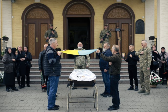 У Мукачеві попрощались із загиблим захисником — у нього залишились вагітна дружина та батьки – 06