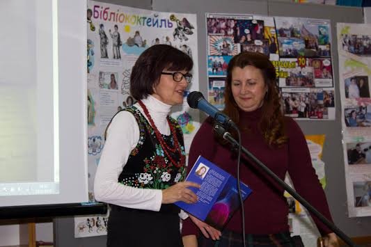 У Закарпатській бібліотеці презентували книгу Наталі Братасюк "Скляна куля" – 06