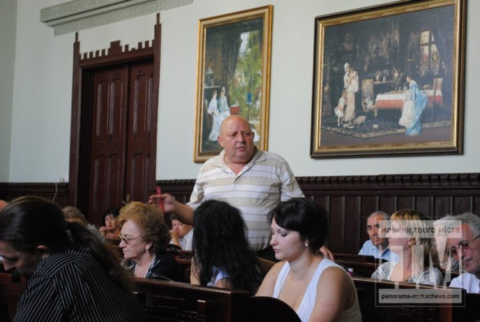 Громадська рада під викрики мукачівців та обурення чиновників обговорила стан дахів багатоквартирних будинків (ФОТО) – 06