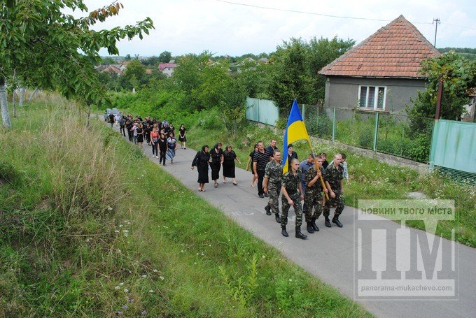 Клячаново у жалобі: односельчани прощались з Героєм, який загинув у зоні АТО (ФОТОРЕПОРТАЖ) – 15