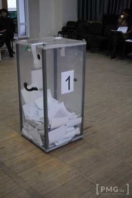 Ужгородець привселюдно порвав три бюлетені, зазначаючи при цьому, що "має право" – 08