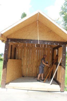 Збудовані до фестивалю "Червене вино" будиночки у парку "Перемога" руйнуються на очах – 09