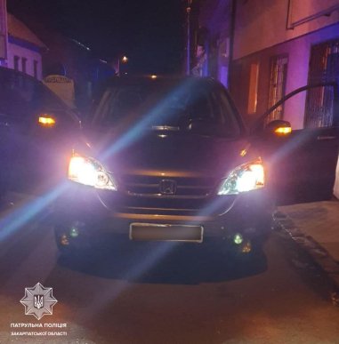 Вулицями міста роз’їжджали чоловіки зі зброєю – 01