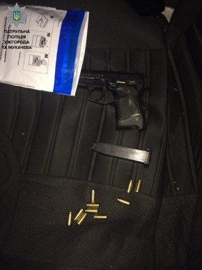 Чоловік роз’їжджав містом, маючи при собі наркотики та пістолет – 01 Чоловік роз’їжджав містом, маючи при собі наркотики та пістолет – 01