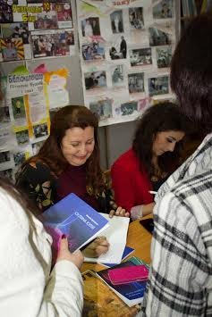 У Закарпатській бібліотеці презентували книгу Наталі Братасюк "Скляна куля" – 02