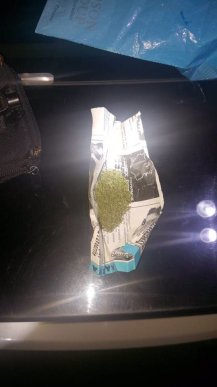 У Мукачеві в мікрорайоні Росвигово розгулуював чоловік із холодною зброєю та наркотиками – 01