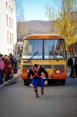 У Виноградові стронгмени встановили рекорд Закарпаття: протягнули заповнений людьми автобус – 05