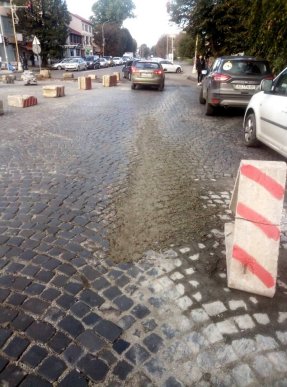 В Ужгороді на водія, який розлив бетон на проїжджій частині, склали протокол – 04