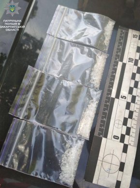 У трьох перехожих патрульні знайшли наркотичні речовини – 01