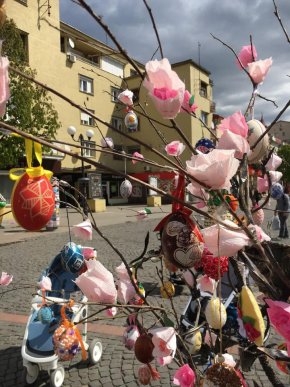 У центрі Мукачева з’явилося писанкове дерево – 07