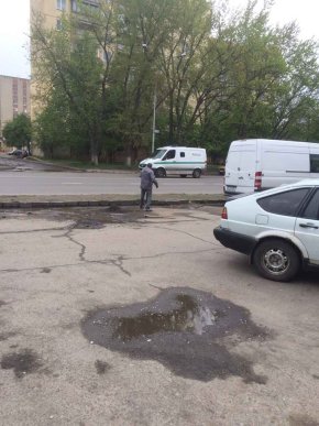 В Ужгороді почали ремонтувати парковку біля одного з магазинів – 03