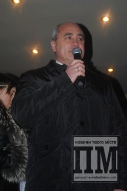 У Мукачеві святковими вогнями запалили головну новорічну красуню міста (ФОТОРЕПОРТАЖ) – 14 У Мукачеві святковими вогнями запалили головну новорічну красуню міста (ФОТОРЕПОРТАЖ) – 14