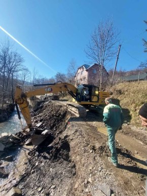 На Закарпатті дорожники зводять підпірну стінку для захисту від зсувів – 01 На Закарпатті дорожники зводять підпірну стінку для захисту від зсувів – 01