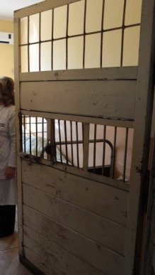 У мережу виклали фото жахливих умов, в яких лікують психічнохворих – 02 У мережу виклали фото жахливих умов, в яких лікують психічнохворих – 02