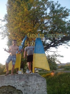 У Бобовищі активісти пофарбували вказівник у кольори національних барв (ФОТО) – 06