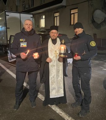 В Україну прибув Благодатний вогонь з Єрусалима – 03