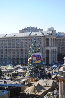 Один день з життя Майдану: на що перетворилась центральна площа України за місяць після революції (ФОТОРЕПОРТАЖ) – 36