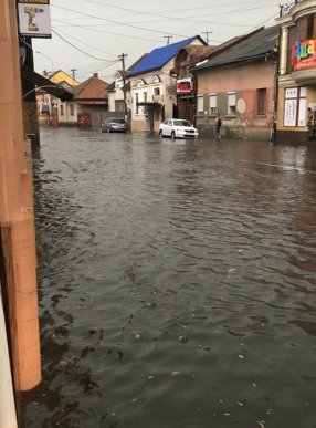 Наслідки негоди: вулиці Мукачева перетворилися на ріки – 01