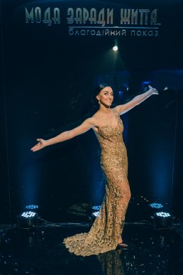 Мода заради життя: на Закарпатті відбувся ІІІ-й благодійний показ мод дизайнерки Роксолани Новак – 70