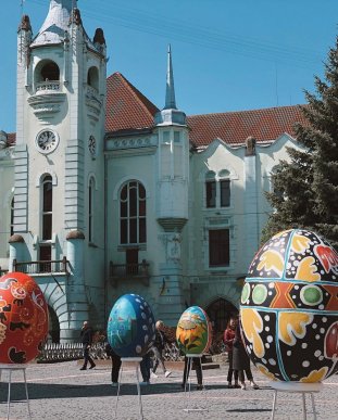 Центр Мукачева прикрасили великими великодніми писанками – 02