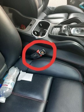 На автомобілі "Porsche", яким керувала дівчина, знайшли заглушки для ременів безпеки – 01