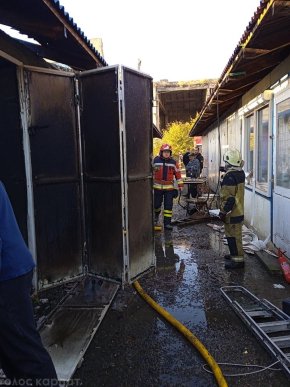 Було видно клуби диму: в Ужгороді спалахнула пожежа на ринку – 02