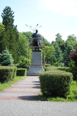 Пам’ятник Максиму Горькому на міській набережній Мукачева отримав "новий облік" (ФОТО)   – 01