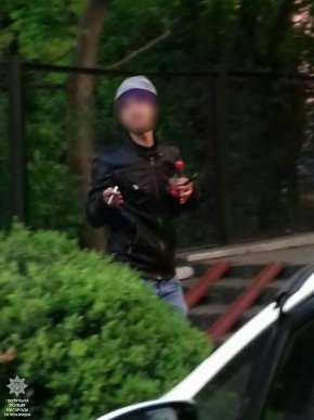 Патрульні Ужгорода виявили в салоні автомобіля небезпечну знахідку – 02