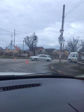 В Ужгороді автомобіль залишився без коліс: відео з місця аварії  – 02