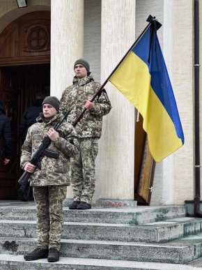 Мукачівці навколішках прощалися із полеглим Героєм – 04