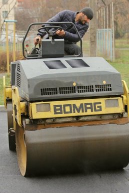 У Мукачеві асфальтують проїзд на Росвигівській – 01