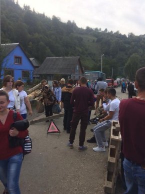 На Закарпатті п’ятий день блокують дорогу – 03