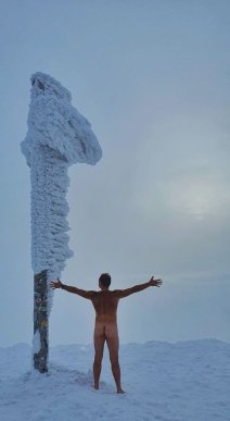 Чоловік сфотографувався на вершині Говерли голяка – 02