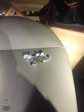 Вночі на вулицях Мукачева одразу в кількох чоловіків знайшли наркотики – 05