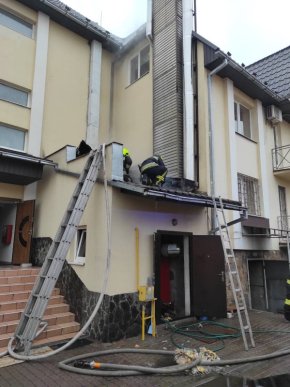 Охоронець повідомив про пожежу на території магазину – 02