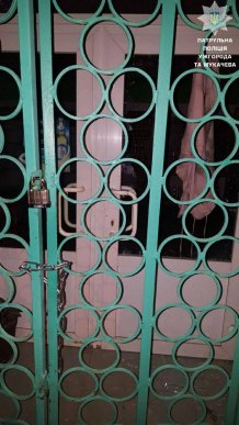 Двоє чоловіків вночі вдерлися в магазин – 02