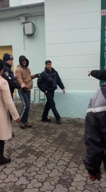 Поліція затримала сімох осіб, які облили жінок фарбою. Серед них – кілька дівчат – 02