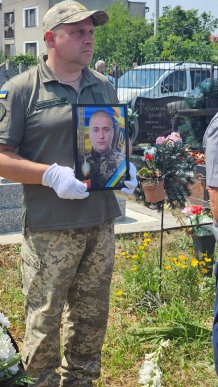 Залишились дружина і двоє дітей: на Ужгородщині поховали Героя – 01 Залишились дружина і двоє дітей: на Ужгородщині поховали Героя – 01