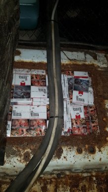 Чергова "знахідка": прикордонники вилучили понад 7 тисяч пачок контрабандних цигарок – 03