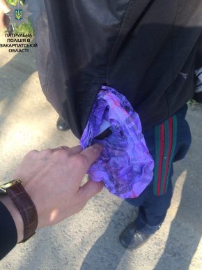 У Мукачеві чоловік посеред вулиці продавав гранату – 01