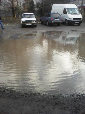 Мукачівців обурив стан автомобільної стоянки біля ЦРЛ – 01