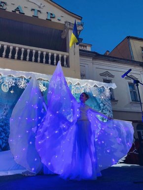 В центрі Мукачева дітлахи отримали солодкі подарунки – 06