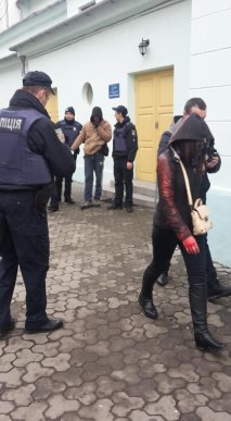 Поліція затримала сімох осіб, які облили жінок фарбою. Серед них – кілька дівчат – 09