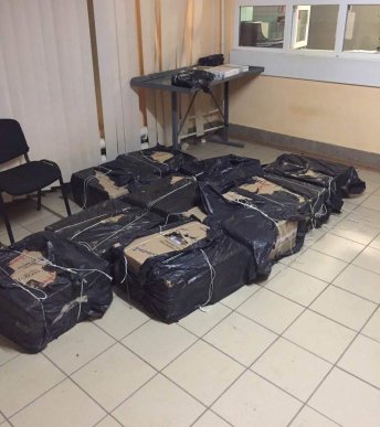 Закарпатські прикордонники завадили переміщенню понад 10 тисяч пачок сигарет до Угорщини – 03 Закарпатські прикордонники завадили переміщенню понад 10 тисяч пачок сигарет до Угорщини – 03